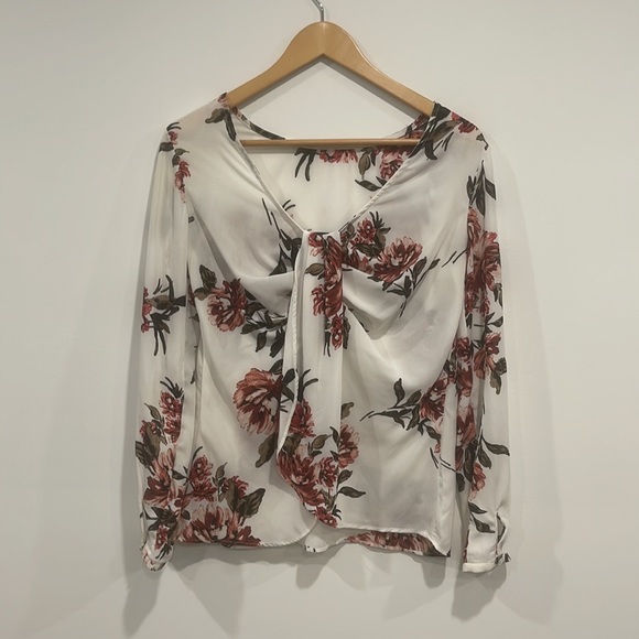 ✨ Floral Blouse✨ - Picture 2 of 2